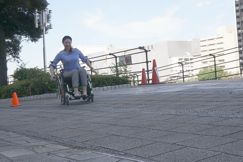 片流れ制御OFFでは、斜面方向に車椅子が曲がっていく