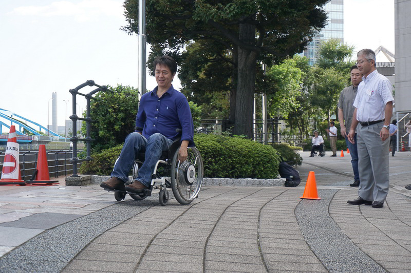 最初は片流れ制御をOFFにして試乗。先代モデルと同様、初めての使用では斜面をまっすぐ進むのが難しく、蛇行してしまう