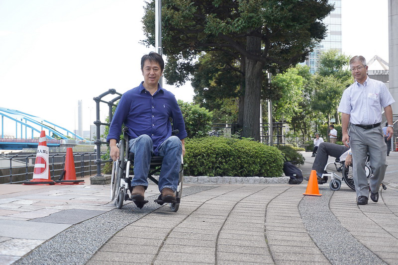 最初は片流れ制御をOFFにして試乗。先代モデルと同様、初めての使用では斜面をまっすぐ進むのが難しく、蛇行してしまう