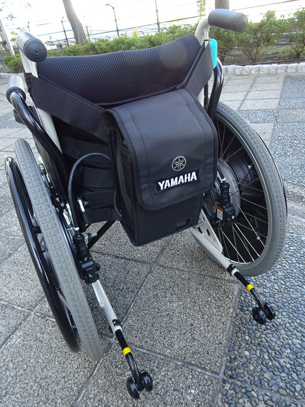 バッテリーは背面に取り付けた専用のケースに収納。バッテリーは2種類あり、標準のニッケル水素バッテリーは1回の充電で20kmのアシストが可能で、大容量リチウムイオンバッテリーは1回の充電で40kmもアシストしてくれる