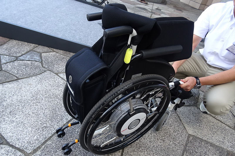 手動式車椅子と同様にワンアクションで折り畳みが可能。バッテリーケースは後ろにスライドする仕組みなので、取り外す必要はナシ