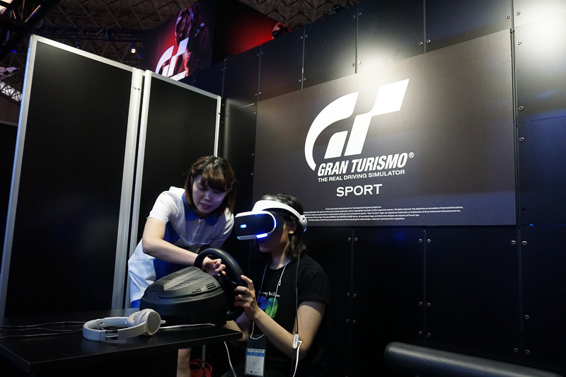 グランツーリスモSPORTのコーナー裏手にもVRモードの体験機が用意されていた
