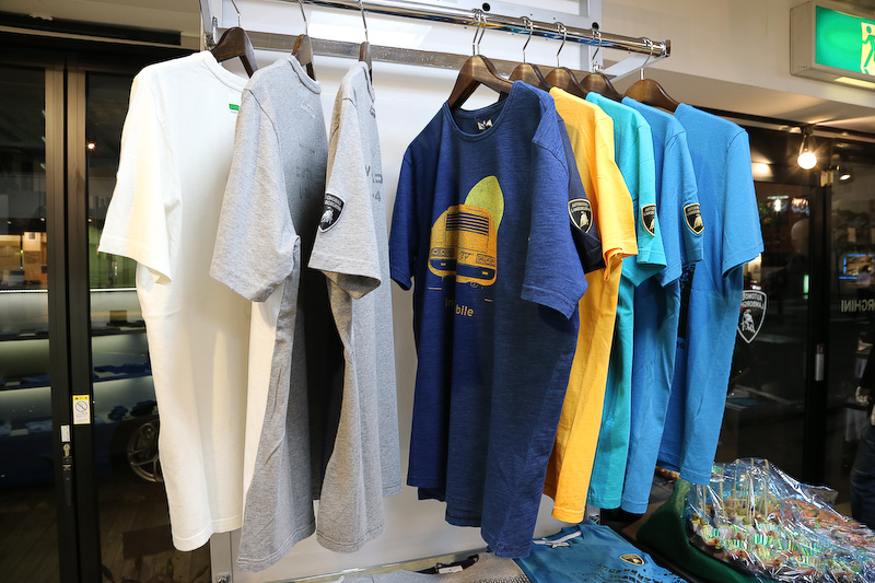 Tシャツやポロシャツ、パーカー、ジャンパーから、折りたたみ傘やバッヂ、キーホルダーなど豊富なラインアップが用意される