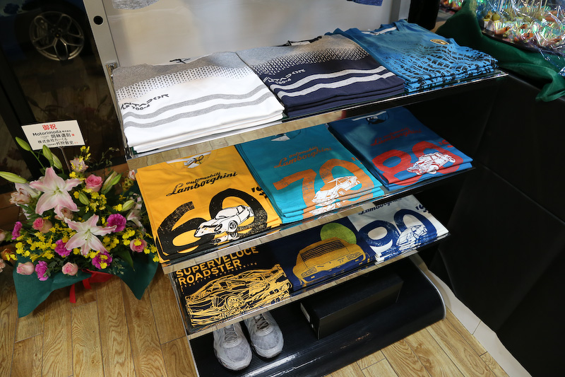 Tシャツやポロシャツ、パーカー、ジャンパーから、折りたたみ傘やバッヂ、キーホルダーなど豊富なラインアップが用意される