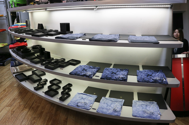 Tシャツやポロシャツ、パーカー、ジャンパーから、折りたたみ傘やバッヂ、キーホルダーなど豊富なラインアップが用意される