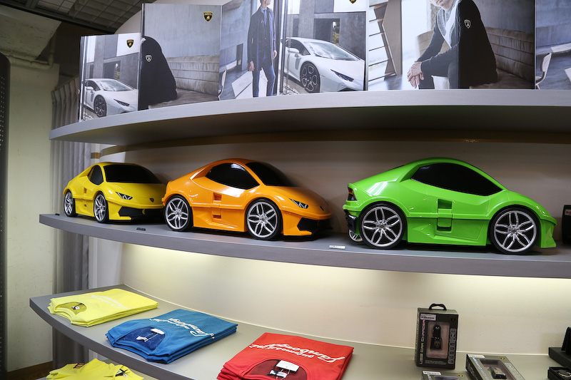 Tシャツやポロシャツ、パーカー、ジャンパーから、折りたたみ傘やバッヂ、キーホルダーなど豊富なラインアップが用意される