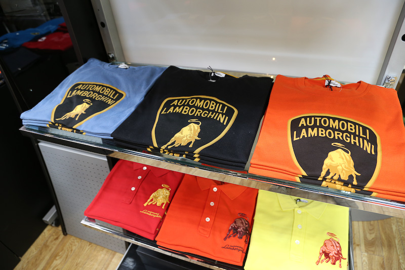 Tシャツやポロシャツ、パーカー、ジャンパーから、折りたたみ傘やバッヂ、キーホルダーなど豊富なラインアップが用意される