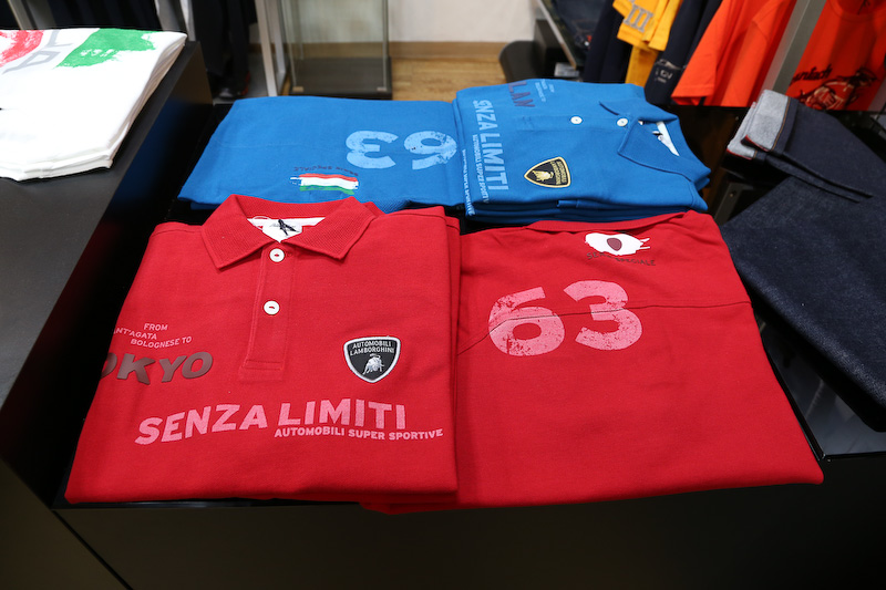 「TOKYO」の文字が入ったポロシャツ、日の丸入りのTシャツといった日本独自のアパレルグッズも並ぶ