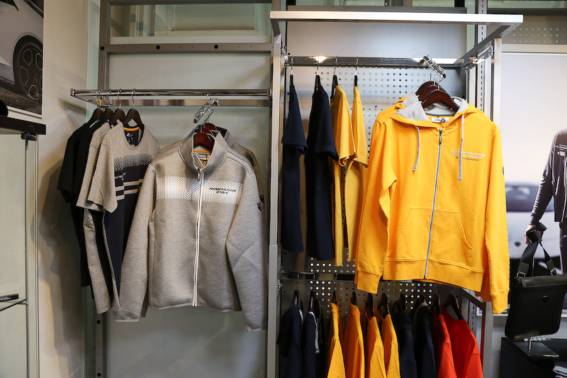 Tシャツやポロシャツ、パーカー、ジャンパーから、折りたたみ傘やバッヂ、キーホルダーなど豊富なラインアップが用意される