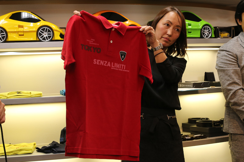 「TOKYO」の文字が入ったポロシャツ、日の丸入りのTシャツといった日本独自のアパレルグッズも並ぶ