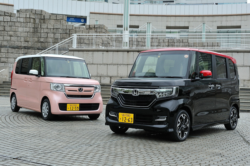 9月1日に発売された2代目の「N-BOX」（左）と「N-BOX カスタム」（右）