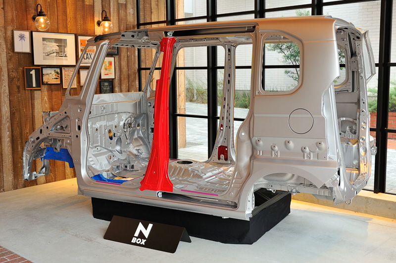 新型N-BOXのホワイトボディ。助手席のロングスライドを実現するため助手席からリアシートまでフロアがフラットに連続。さらに軽量・高剛性を実現するため、超高張力鋼板や高粘度接着剤の使用などさまざまな技術が用いられている