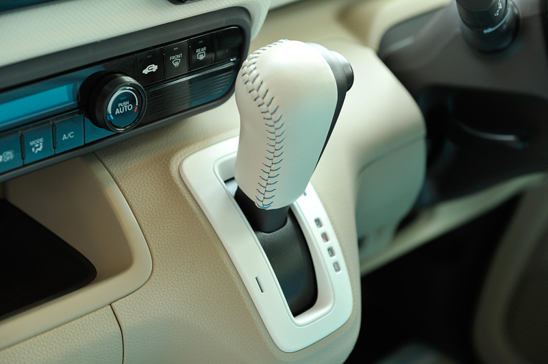 アイボリー色の合成皮革を使った「ステアリングホイールカバー」や「シフトノブ」、カラフルで消臭・抗菌加工などを備える「フロアカーペットマット」などを装着