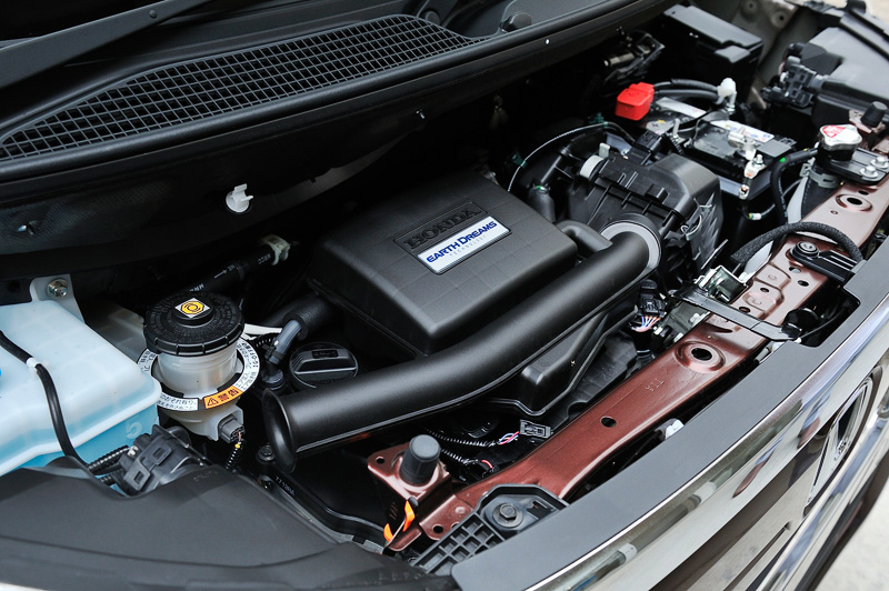 自然吸気の「S07B」型エンジン。直列3気筒DOHC 0.66リッターで最高出力43kW（58PS）/7300rpm、最大トルク65Nm（6.6kgm）/4800rpmを発生