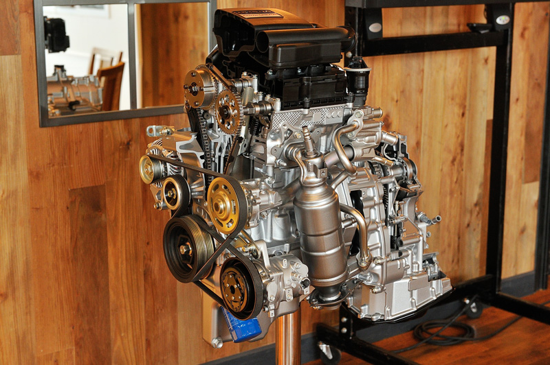 S07B型エンジンのカットモデル。従来型から搭載している「VTC」に加え、軽自動車として初めて「VTEC」を採用