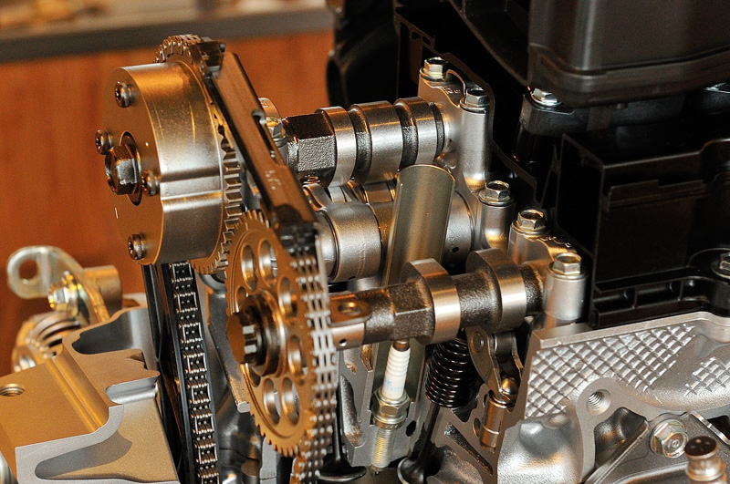 S07B型エンジンのカットモデル。従来型から搭載している「VTC」に加え、軽自動車として初めて「VTEC」を採用