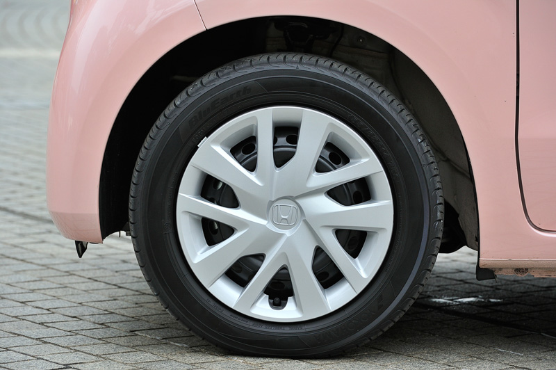 N-BOX全車で155/65 R14タイヤとスチールホイール＋フルホイールキャップを採用。N-BOX カスタムの自然吸気エンジン搭載車では同サイズのタイヤと14インチアルミホイールを組み合わせる