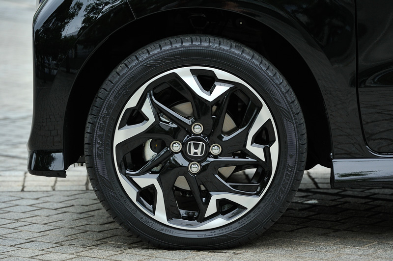 N-BOX カスタムのターボエンジン搭載車で採用する165/55 R15タイヤ。ターボ車と4WD車はフロントブレーキがベンチレーテッドディスクとなる