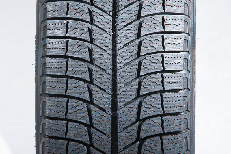 トレッドパターンは現行のX-ICE XI3と変わらない。Mチップの投入でコンパウンド変更しアイス性能などを引き上げている。製品名もシンプルにX-ICE3＋となった