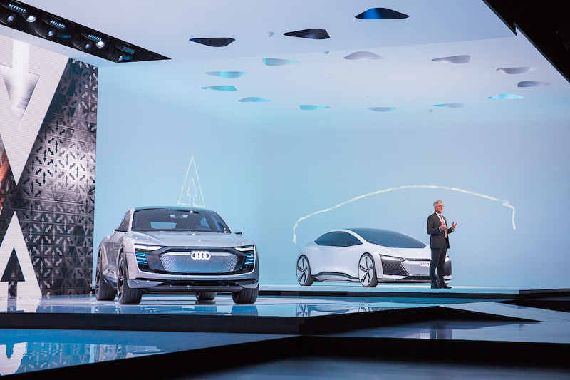 アウディは2017年のフランクフルトモーターショーのカンファレンスでレベル4”の自動運転機能を盛り込んだ「Elaine」（左）、レベル5の自動運転に対応する「Aicon」（右）を公開。いずれも電気自動車（EV）となる