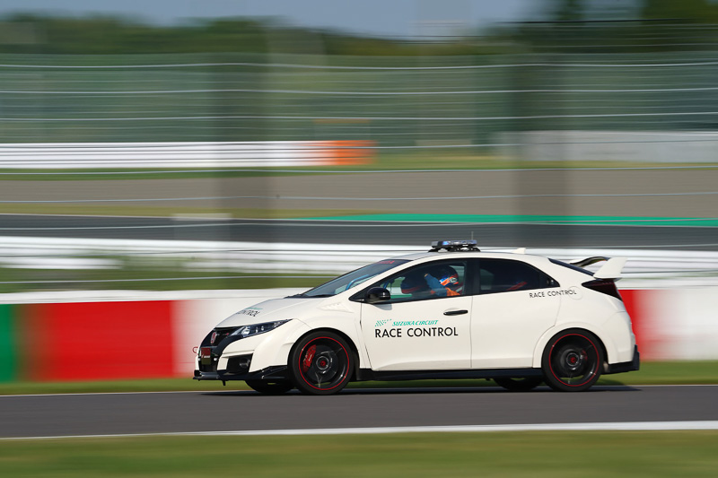 1/50sec。それがすべてではありませんが走りの表現に必要不可欠なのが「流し撮り」です。設定したシャッター速度でマシンの速度感が変化するうえに、流すことにより煩雑な背景の整理ができる便利な手法です