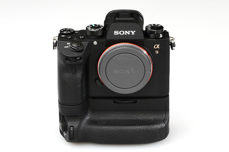 α9 ＋ 縦位置グリップ「VG-C3EM」。バッテリー2個を含むボディ重量は1028gと軽量