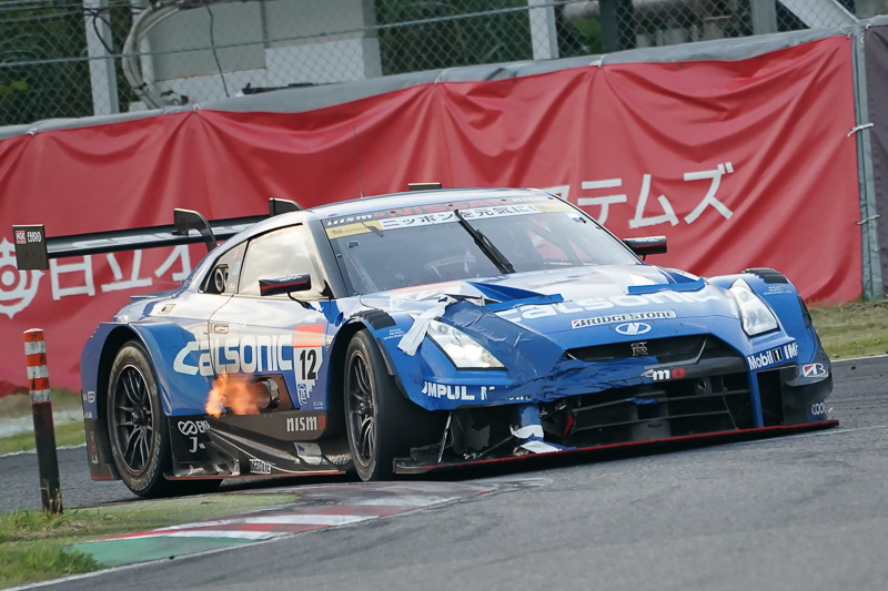 イン側が浮いたり、炎が出たり、そんなシーンを切り取ることができるのも20コマ/秒ならでは。もうカメラまかせです（SUPER GT鈴鹿1000km）