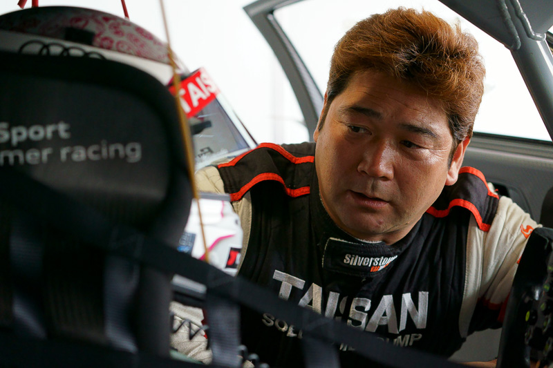 ピット作業のシーンなどで極力ストロボもシャッター音も控えたい場合、高感度での画質のよさと電子シャッターの組み合わせは強い武器となります（写真上：鈴鹿8耐、写真下：SUPER GT鈴鹿1000km）