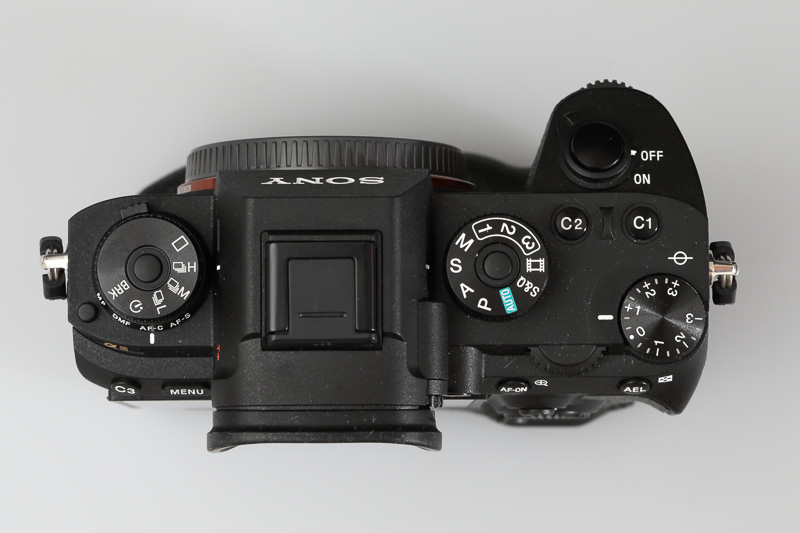 非常に整理されている上部のレイアウト。直感的に作業できるレイアウトは望ましいのですが、使用頻度の高い露出補正ダイヤルがファインダーを覗いて集中している時など少々操作しにくいと感じました