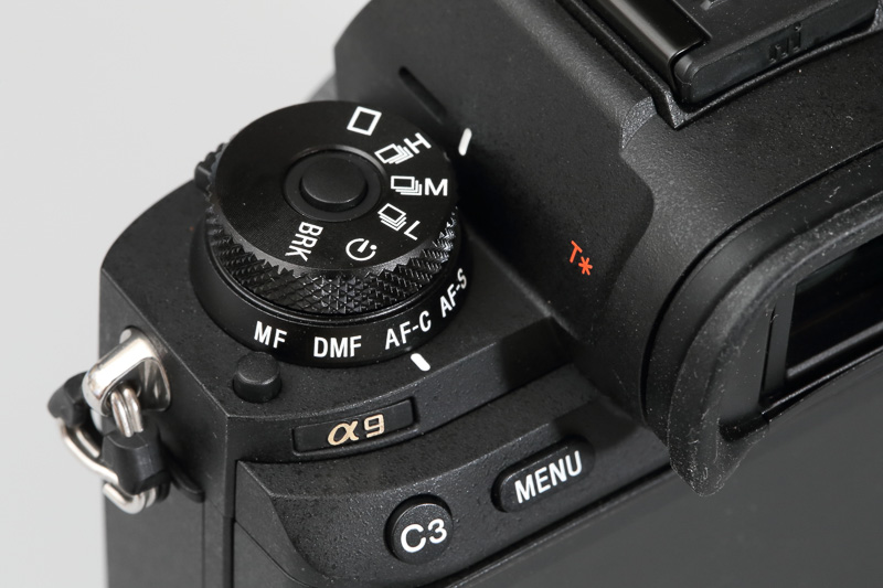 非常に整理されている上部のレイアウト。直感的に作業できるレイアウトは望ましいのですが、使用頻度の高い露出補正ダイヤルがファインダーを覗いて集中している時など少々操作しにくいと感じました