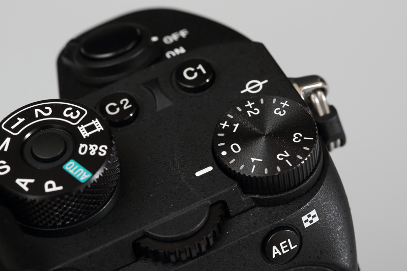 非常に整理されている上部のレイアウト。直感的に作業できるレイアウトは望ましいのですが、使用頻度の高い露出補正ダイヤルがファインダーを覗いて集中している時など少々操作しにくいと感じました