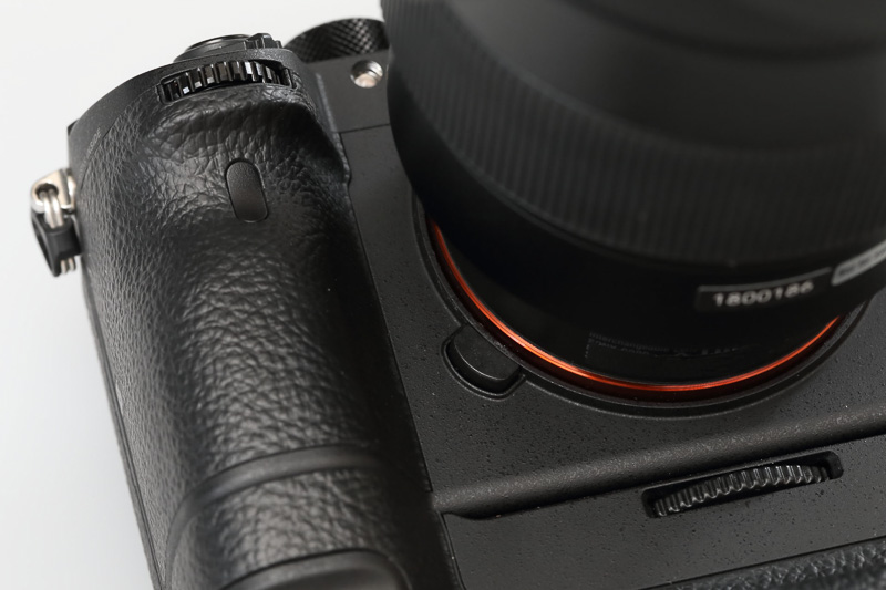 レンズ着脱ボタンは大きく張り出したグリップとレンズの谷間で使いにくいと感じましたが慣れの問題かも。交換頻度の少ない人にはむしろ安全ともいえるかもしれません