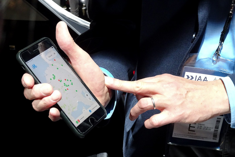 水素の充填についてはスマートフォンのアプリから詳細情報を取得することができる。緑色のアイコンがオープンしているステーション、赤色のアイコンがクローズしているステーションを示す