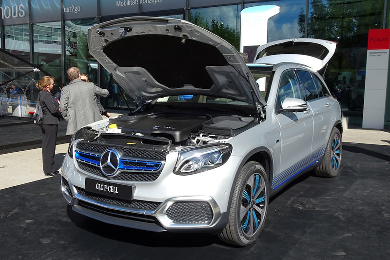 GLC F-CELLは4.4kgの水素を搭載可能で、最大で437km（NEDC値）の航続距離を実現。49km（NEDC値）の航続距離を実現できるバッテリーも搭載しており、PHVのように充電プラグを利用しての充電も行なえる。システムの最高出力は147kW（200PS）、最大トルクは350Nm。ボディサイズは4671×2096×1653mm（全長×全幅×全高）、ホイールベースは2873mm