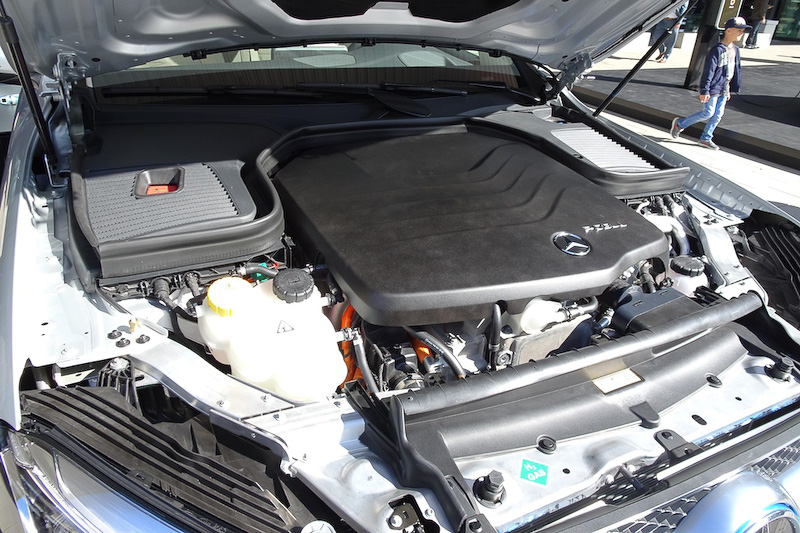 ボンネットフードを開けると燃料電池システム。システムは2010年から市場投入されている「Bクラス F-CELL」のものと比べ、約30％コンパクトになっているという