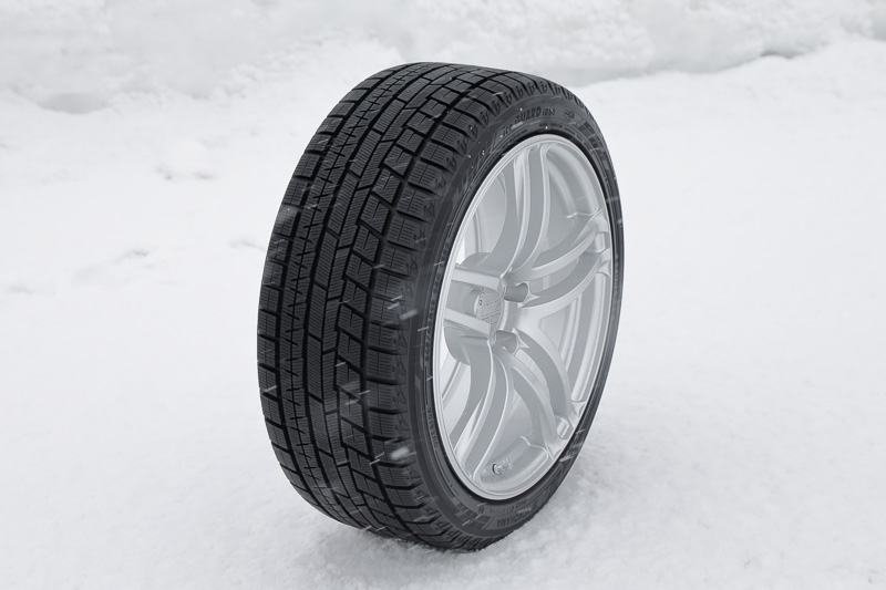 タイヤサイズによって中央部のトレッドパターンが異なる。左はワイドタイプのパターンでパターンNo.IG60A。右は標準タイプのパターンでパターンNo.IG60