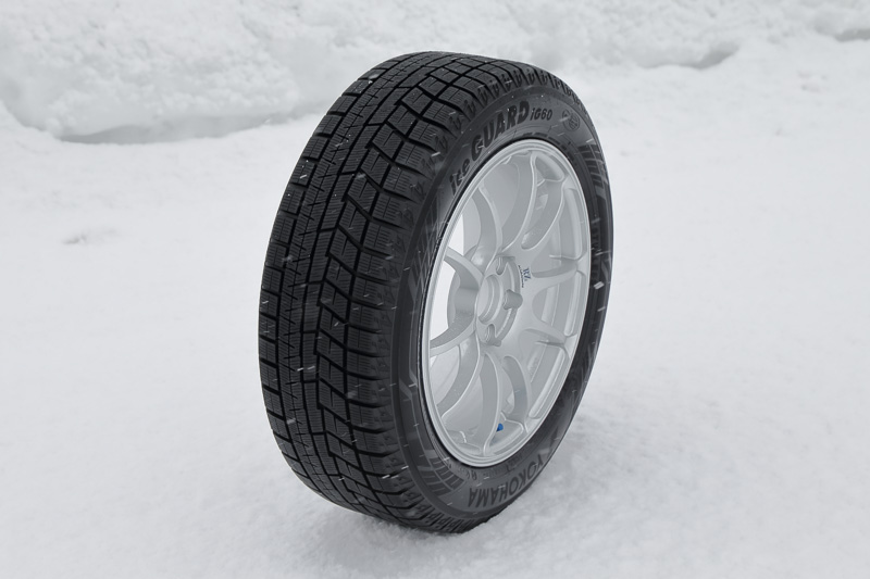 タイヤサイズによって中央部のトレッドパターンが異なる。左はワイドタイプのパターンでパターンNo.IG60A。右は標準タイプのパターンでパターンNo.IG60