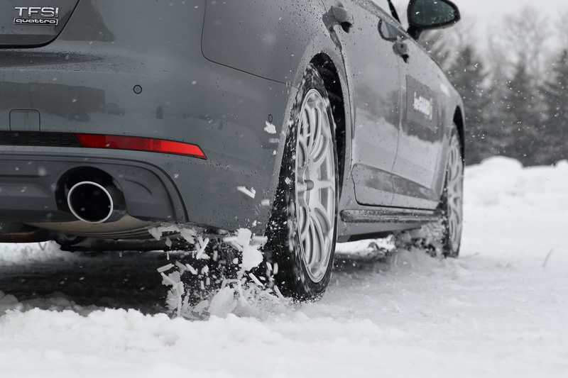 雪道発進時の連続写真。巻き上げている雪が四角くなっており、雪をしっかり捉えているのが分かる