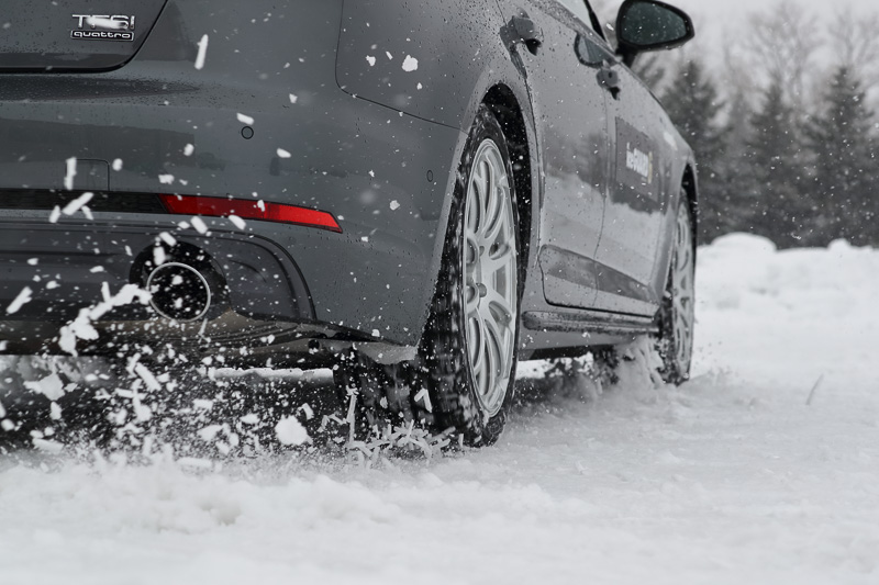 雪道発進時の連続写真。巻き上げている雪が四角くなっており、雪をしっかり捉えているのが分かる