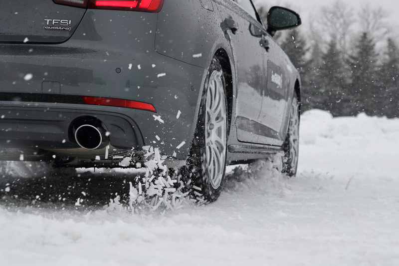 雪道発進時の連続写真。巻き上げている雪が四角くなっており、雪をしっかり捉えているのが分かる