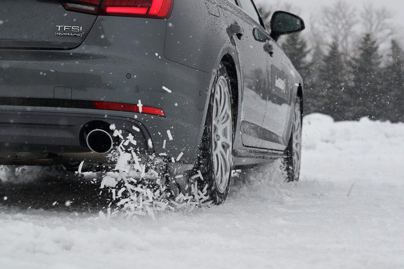 雪道発進時の連続写真。巻き上げている雪が四角くなっており、雪をしっかり捉えているのが分かる