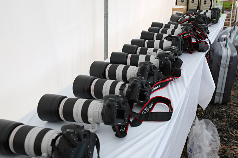 大量に用意された「一眼レフカメラ貸出体験会」の機材（この年はEOS 7D Mark II＋EF100-400mm F4.5-5.6L IS II USM）