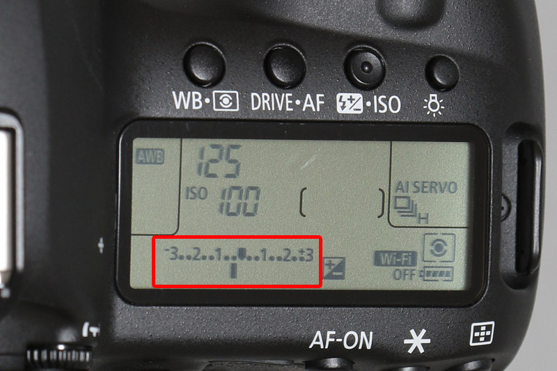 スタンバイ状態でサブ電子ダイヤルを回すと＋－3段階の露出補正が可能