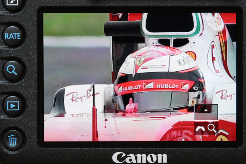 拡大/縮小ボタンを押すと、AFポイント（この場合はヘルメット付近）が一発で拡大表示される