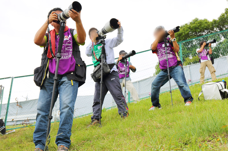 常設席すぐ脇、200R側の土手で撮影する筆者