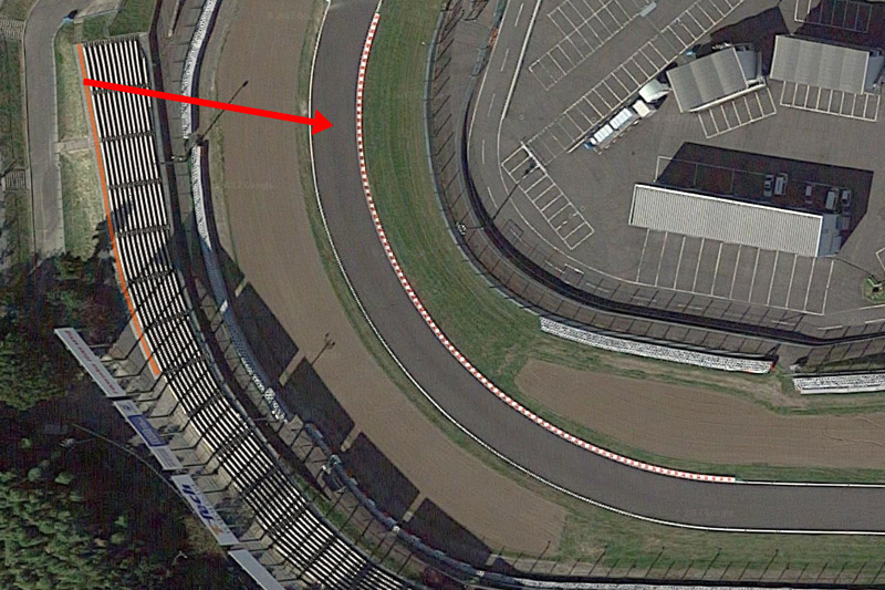 オレンジ色がD1席最上段のカメラマンエリア、撮影した位置は矢印のあたり。100-400mmのレンズで充分に撮影できる距離だ（Googleマップ）