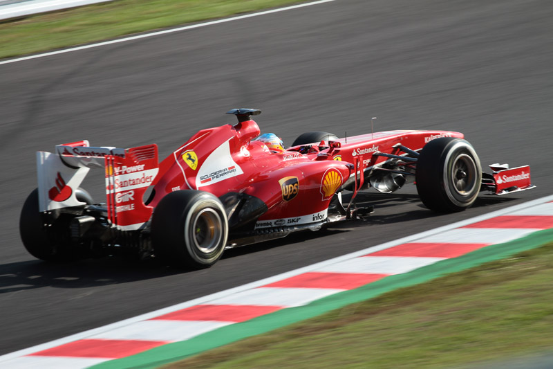 ヘアピンを立ち上がるマシンを斜め後ろから撮影。リサイズのみ、焦点距離はフルサイズで320mm相当