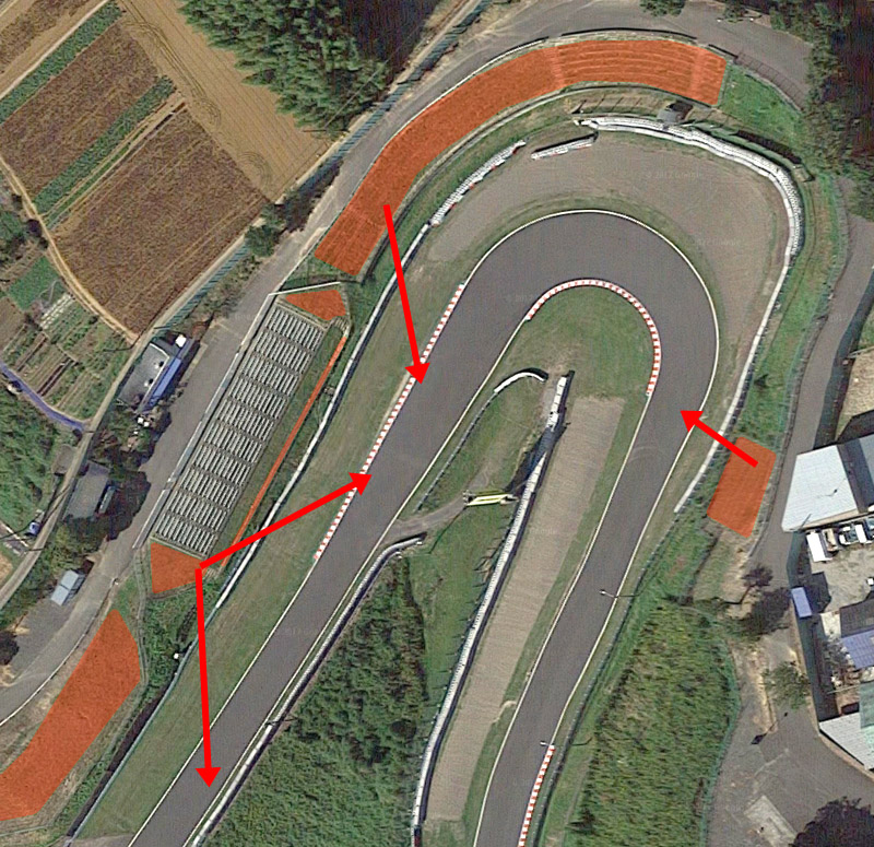 ヘアピンの撮影位置はおおむねこの図のとおり。オレンジ色がカメラマンエリア。ヘアピン"プラス"のチケットが必要なのは常設席の前だけ。スタンド左右の土手はヘアピン"プラス"のチケットがなくても撮影可。ヘアピンは100-400mmのレンズで充分に撮影できる距離だ（Googleマップ）