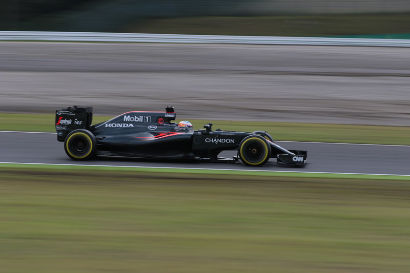 スプーン進入付近の土手から撮影。リサイズのみ、焦点距離はフルサイズで160mm相当