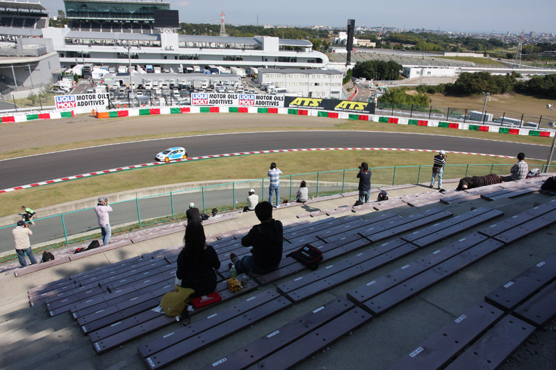 D3席の最上段付近から撮影したスタンドの様子